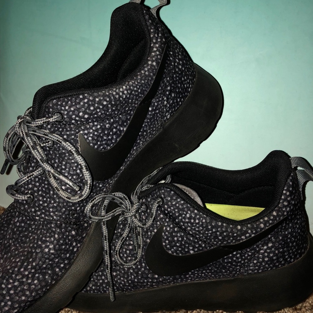 Nike Women’s Roshe / NEW